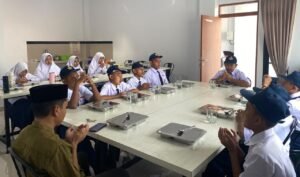 Santri memulai sarapan pagi dengan doa bersama, menumbuhkan kebersamaan dan rasa syukur