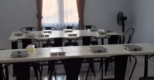 Penataan alat makan yang rapi dan bersih mencerminkan pembiasaan disiplin dan kepedulian santri